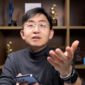 可拉伸屏幕、搂住你的机器人...盘点2025 CES的“脑洞”产品