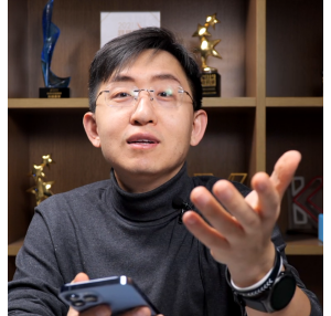 可拉伸屏幕、搂住你的机器人...盘点2025 CES的“脑洞”产品