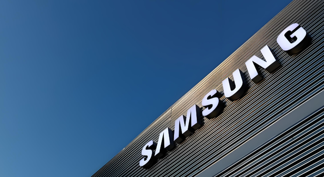 可拉伸屏幕、搂住你的机器人...盘点2025 CES的“脑洞”产品