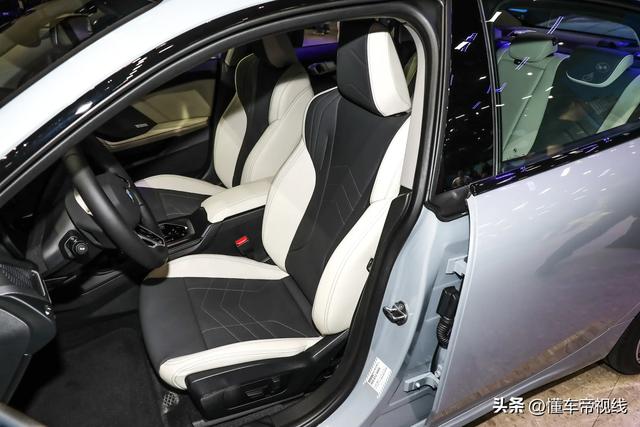 新车 | 25.99万元起/搭2.0T+7DCT，国产宝马2系四门轿跑车店内实车