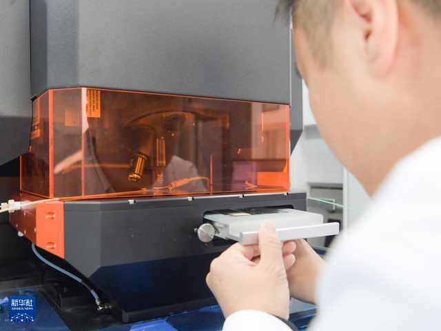 青年科技工作者邹灏：在“多彩”萤石中探寻地球奥秘