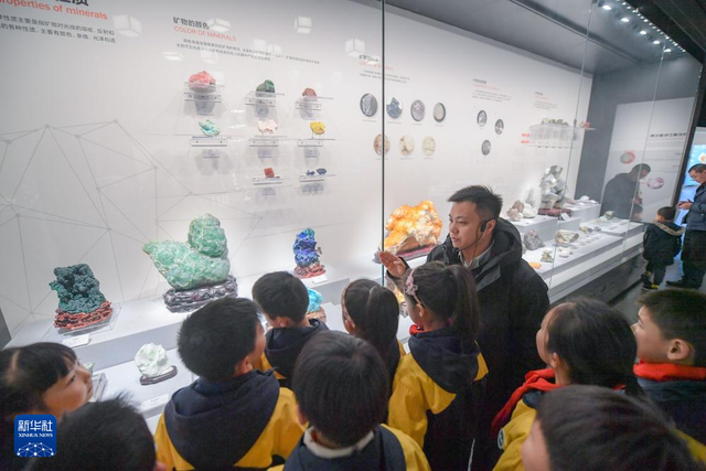 青年科技工作者邹灏：在“多彩”萤石中探寻地球奥秘