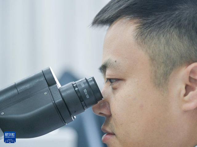 青年科技工作者邹灏：在“多彩”萤石中探寻地球奥秘