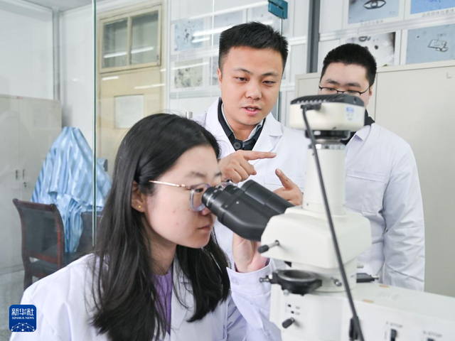 青年科技工作者邹灏：在“多彩”萤石中探寻地球奥秘