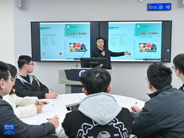 青年科技工作者邹灏：在“多彩”萤石中探寻地球奥秘