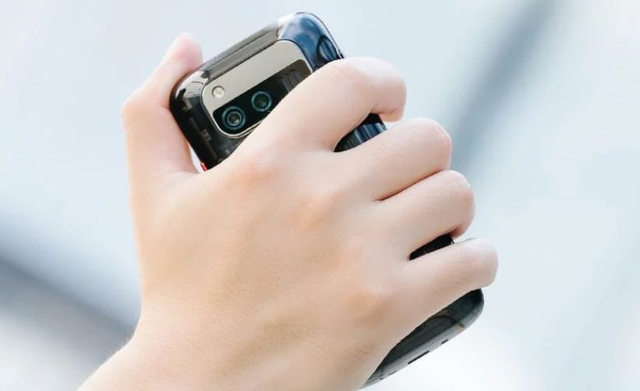 小屏手机新玩家，终结“不可能三角”