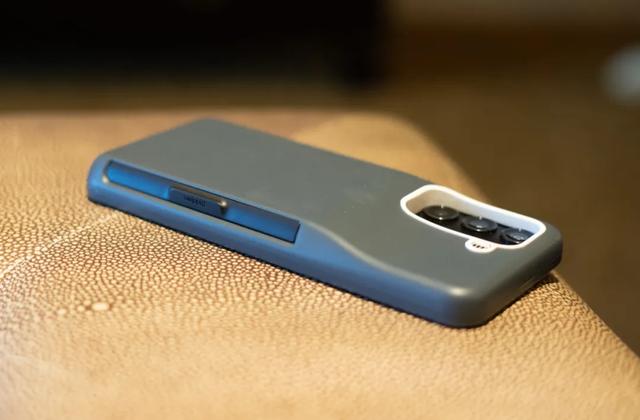 智能手机也可以换电池了，而且仅需4秒