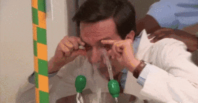 千万不要两眼一睁就是玩手机！后果很严重……