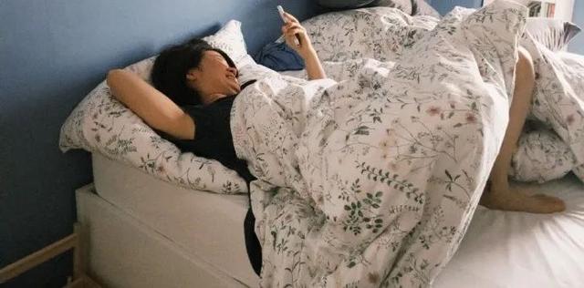 千万不要两眼一睁就是玩手机！后果很严重……