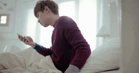 千万不要两眼一睁就是玩手机！后果很严重……