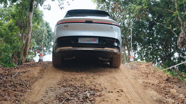 极氪7X、智界R7、特斯拉Model Y三车横评：空间、充电大对决