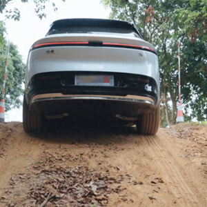 极氪7X、智界R7、特斯拉Model Y三车横评：空间、充电大对决