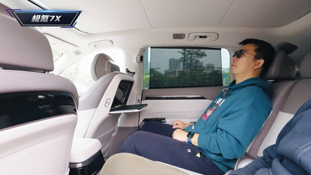 极氪7X、智界R7、特斯拉Model Y三车横评：空间、充电大对决