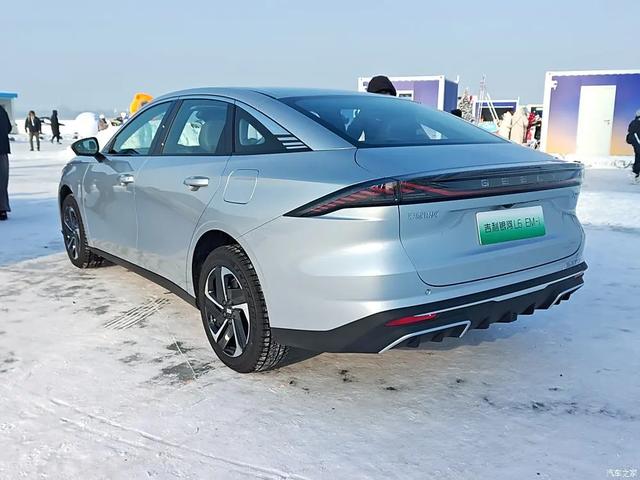 吉利汽车 30英寸6K大屏，2块！256色氛围灯，不愧是旗舰级六座SUV