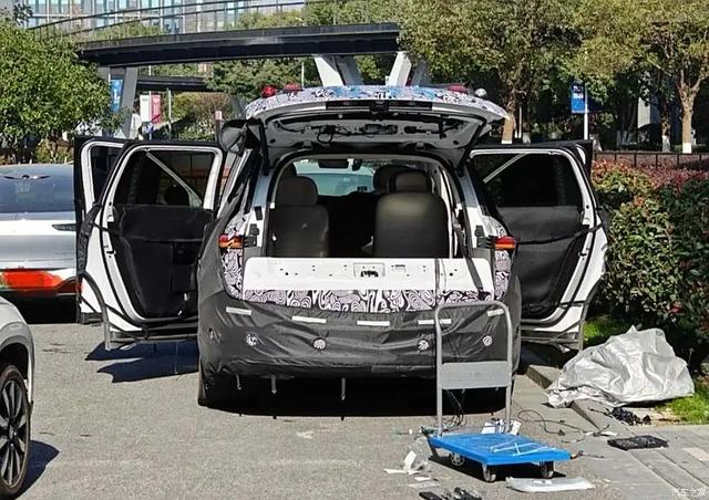 吉利汽车 30英寸6K大屏，2块！256色氛围灯，不愧是旗舰级六座SUV