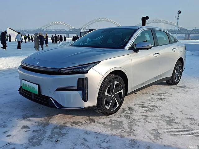 吉利汽车 30英寸6K大屏，2块！256色氛围灯，不愧是旗舰级六座SUV