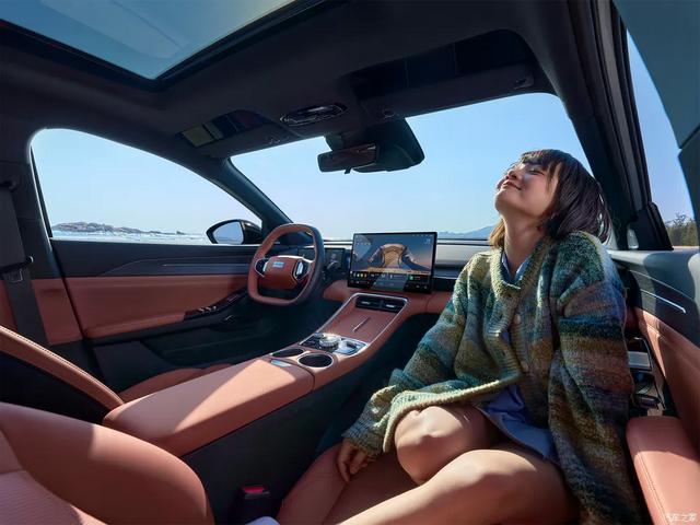 吉利汽车 30英寸6K大屏，2块！256色氛围灯，不愧是旗舰级六座SUV