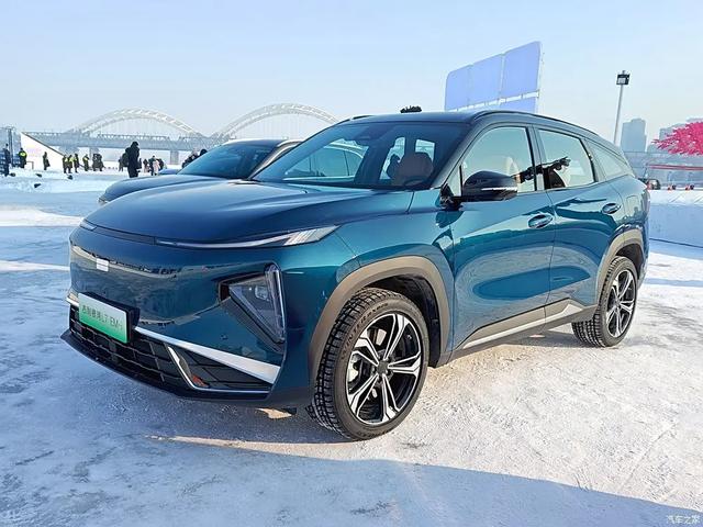 吉利汽车 30英寸6K大屏，2块！256色氛围灯，不愧是旗舰级六座SUV