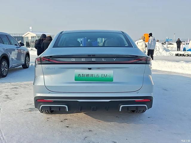 吉利汽车 30英寸6K大屏，2块！256色氛围灯，不愧是旗舰级六座SUV