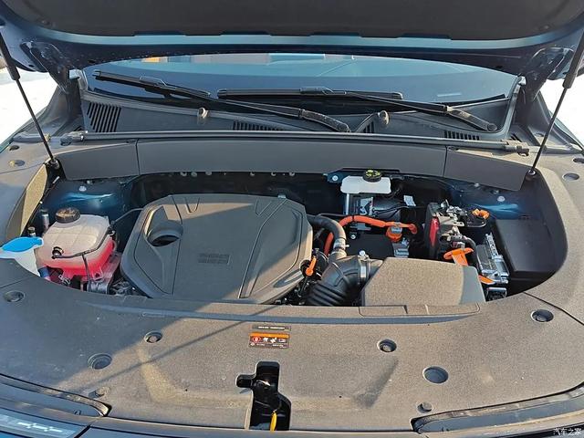 吉利汽车 30英寸6K大屏，2块！256色氛围灯，不愧是旗舰级六座SUV