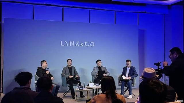 吉利汽车 30英寸6K大屏，2块！256色氛围灯，不愧是旗舰级六座SUV