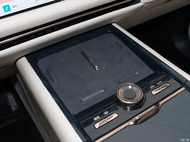 吉利汽车 30英寸6K大屏，2块！256色氛围灯，不愧是旗舰级六座SUV