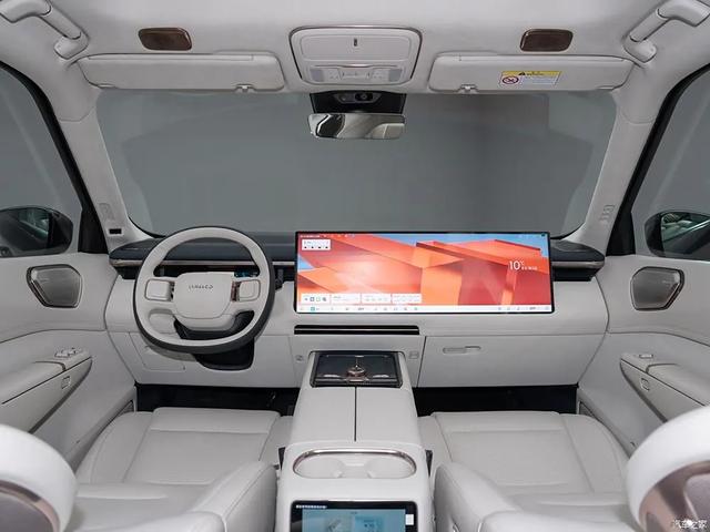 吉利汽车 30英寸6K大屏，2块！256色氛围灯，不愧是旗舰级六座SUV