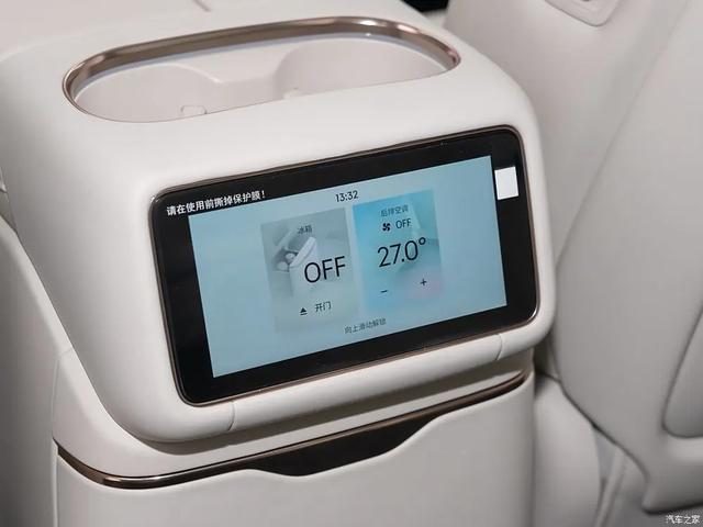 吉利汽车 30英寸6K大屏，2块！256色氛围灯，不愧是旗舰级六座SUV