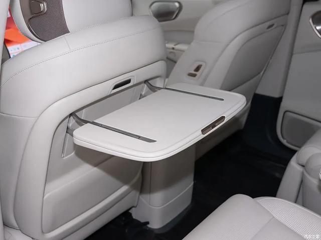 吉利汽车 30英寸6K大屏，2块！256色氛围灯，不愧是旗舰级六座SUV