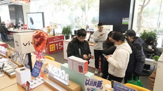 “国补”今起扩容！第一批消费者已经用上了“国补”新手机