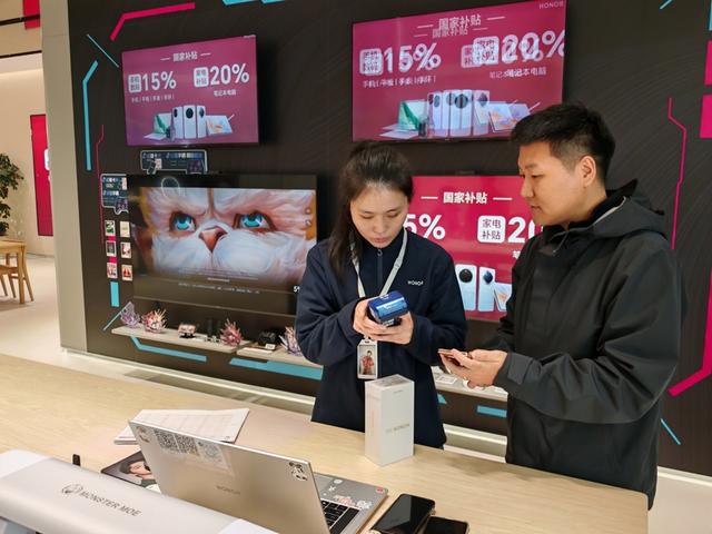 “国补”今起扩容！第一批消费者已经用上了“国补”新手机