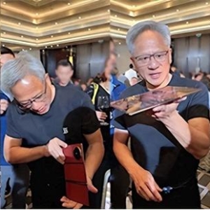 黄仁勋亲试华为三折叠屏手机，大赞其创新魅力