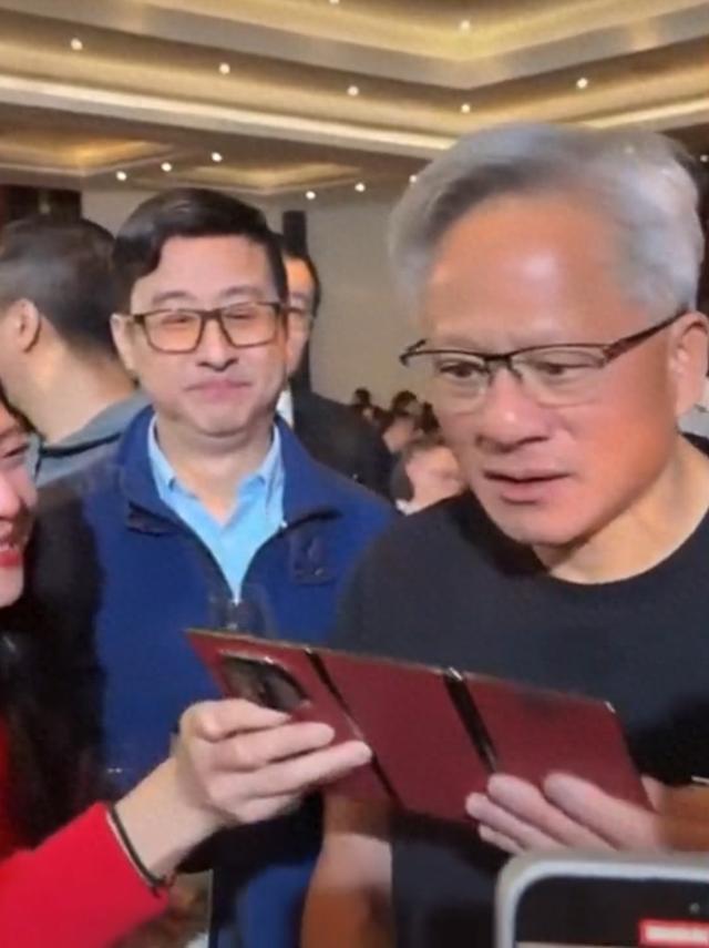 黄仁勋体验华为三折叠屏手机，感叹“不可思议”