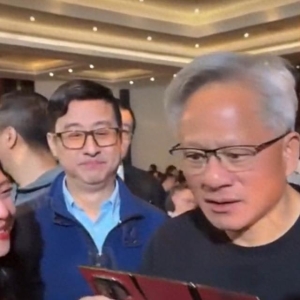 黄仁勋体验华为三折叠屏手机，感叹“不可思议”