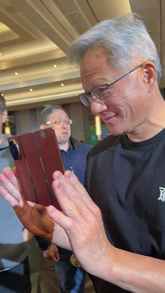 黄仁勋大赞华为Mate XT三折叠手机，直呼“不可思议”