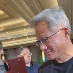 黄仁勋大赞华为Mate XT三折叠手机，直呼“不可思议”