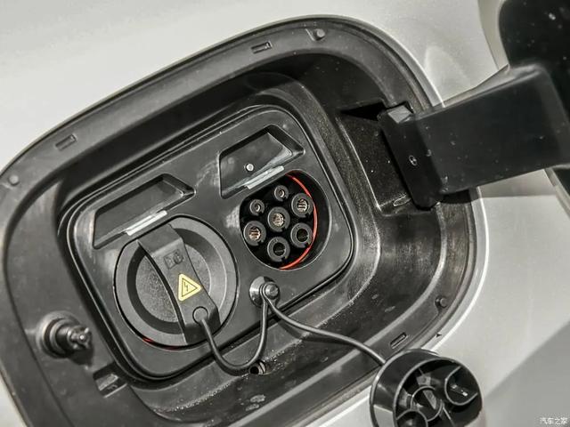 长安启源 1.2m天窗、256 色氛围灯，满油能跑1400公里！啥车？