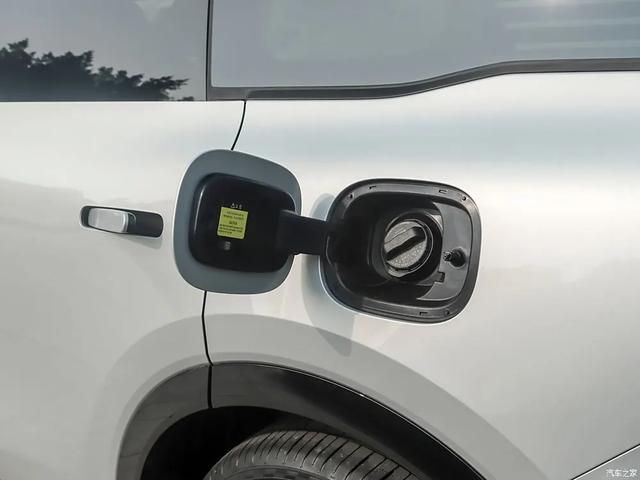 长安启源 1.2m天窗、256 色氛围灯，满油能跑1400公里！啥车？