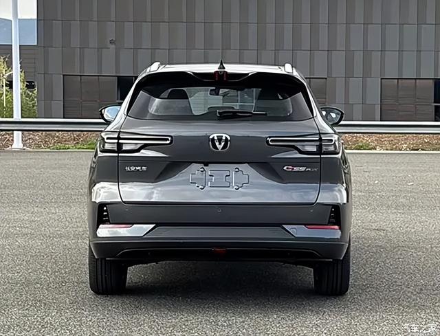 长安启源 1.2m天窗、256 色氛围灯，满油能跑1400公里！啥车？