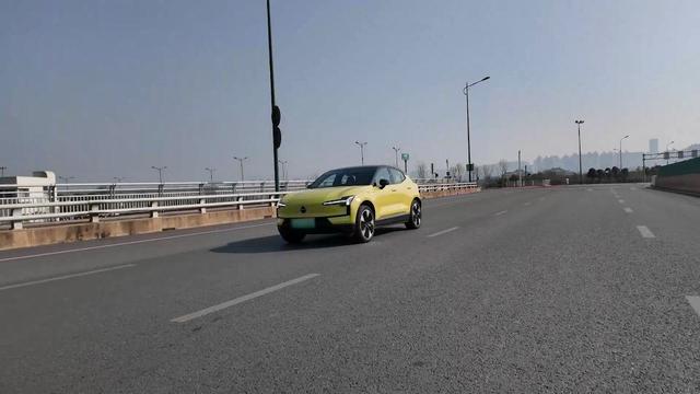 深度体验沃尔沃EX30，20万的电动小钢炮，开起来真上头