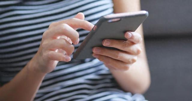 假期不做“低头族”！解锁看手机的正确姿势