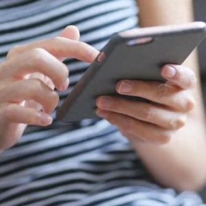 假期不做“低头族”！解锁看手机的正确姿势