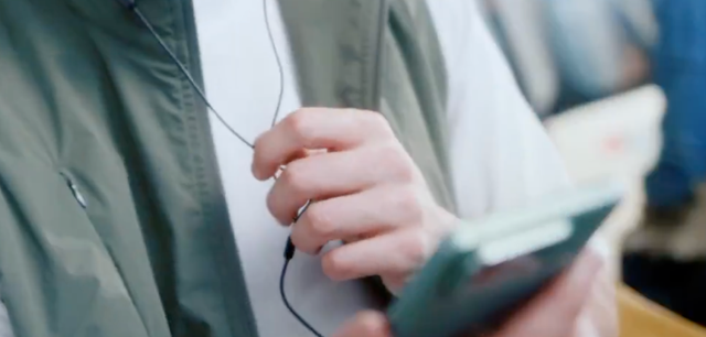 华硕 Zenfone 12 Ultra手机正面公布，还有AI加持