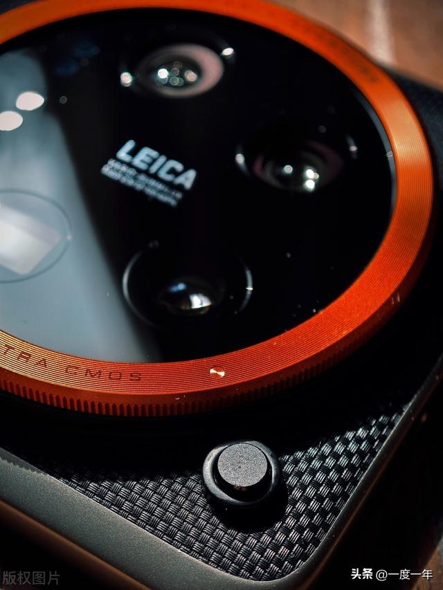 安卓首款双卫星旗舰！小米15 Ultra重240克遭吐槽买手机送哑铃？