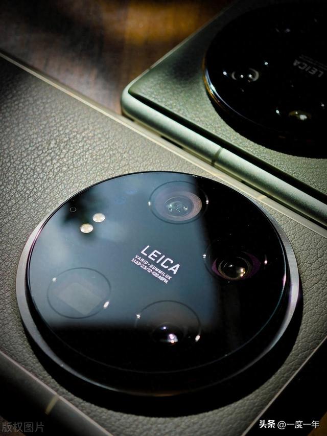 安卓首款双卫星旗舰！小米15 Ultra重240克遭吐槽买手机送哑铃？