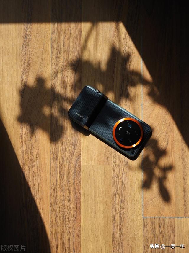 安卓首款双卫星旗舰！小米15 Ultra重240克遭吐槽买手机送哑铃？