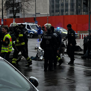 德国慕尼黑一汽车撞向人群 多人受伤