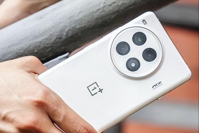 预算2000元左右，3款“骁龙 8Gen 3+地板价”手机，一步到位用六年