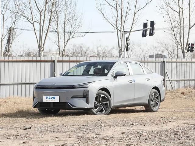 银河L6 7.98万起！10万家用车来新车，比亚迪秦PLUS DM-i怕不怕？