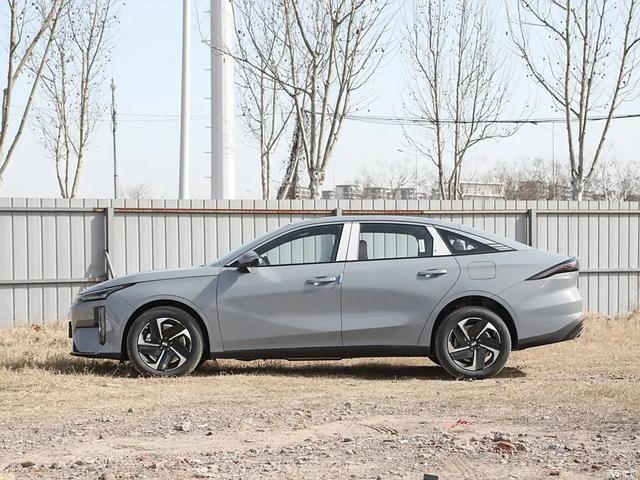 银河L6 7.98万起！10万家用车来新车，比亚迪秦PLUS DM-i怕不怕？